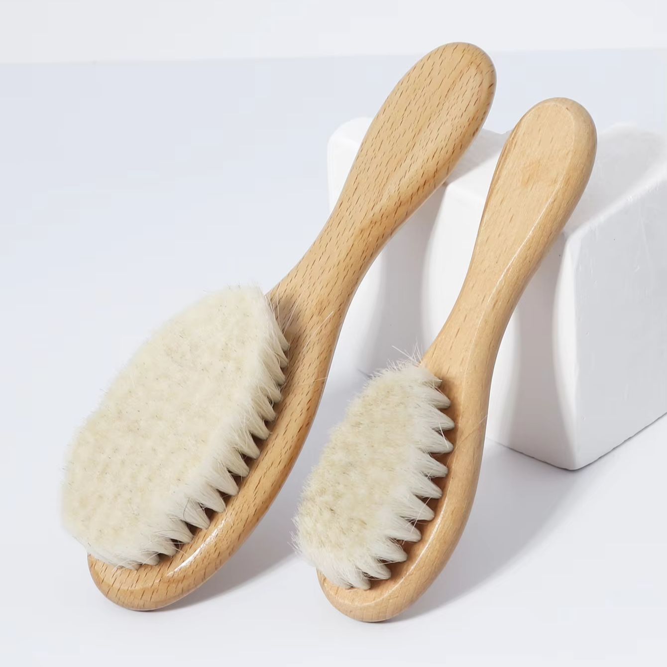 Travel Accessories Essentials - แปรงขนแพะนุ่มพิเศษพร้อมด้ามจับ ทำจากไม้ แปรงกำจัดฝุ่นธรรมชาติ จำเป็นสำหรับการเดินทาง ใช้เป็นเครื่องประดับผม