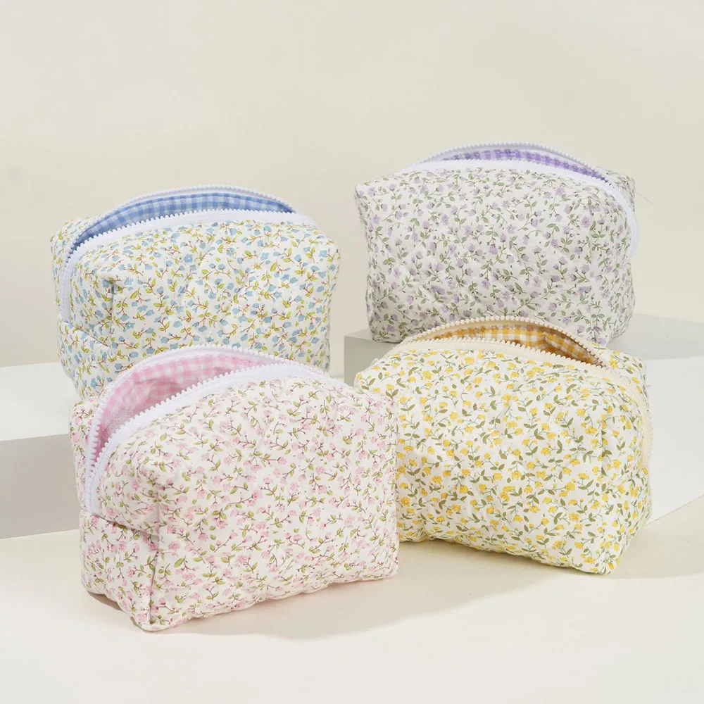 Travel Accessories Needed - กระเป๋าเครื่องสำอางลายดอกไม้แบบพองนุ่ม กระเป๋าเครื่องสำอางพิมพ์ลายดอกไม้ กระเป๋าเครื่องสำอางเดินทางใบใหญ่ อุปกรณ์แต่งหน้า