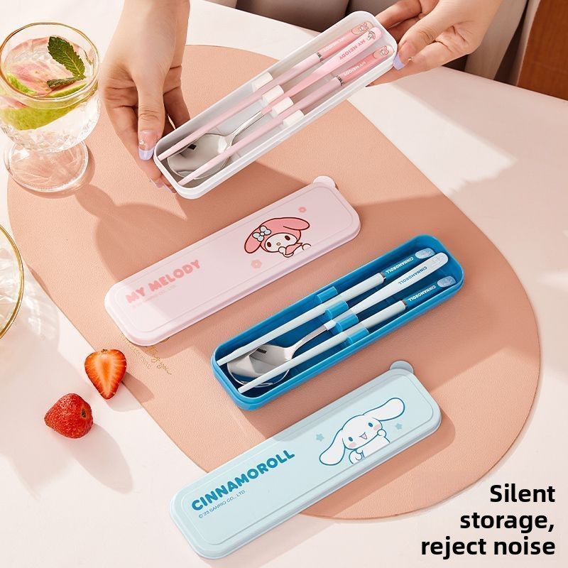Travel Accessories Gift Set - ชุดช้อนส้อมพกพาลายการ์ตูนน่ารักสไตล์คาวาอี้ ทำจากสแตนเลส เหมาะสำหรับการเดินทาง เป็นของขวัญสำหรับผู้หญิง วัยรุ่น และแฟนคลับ
